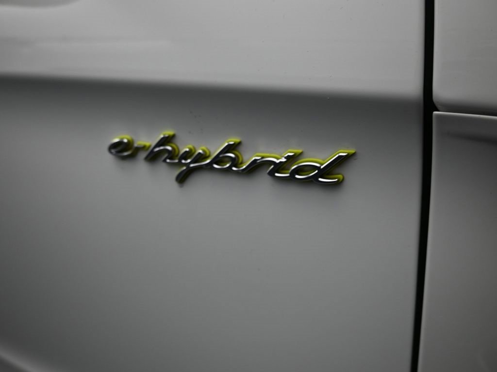 Used 2018 Porsche Panamera 4 image 32