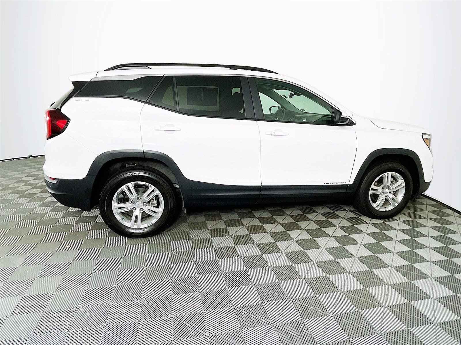 Used 2023 GMC Terrain SLE w/ Driver Convenience Package image 10