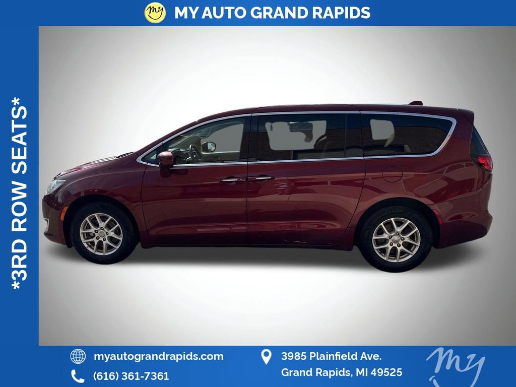 Used 2020 Chrysler Pacifica Touring w/ Cold Weather Group FWD image 4