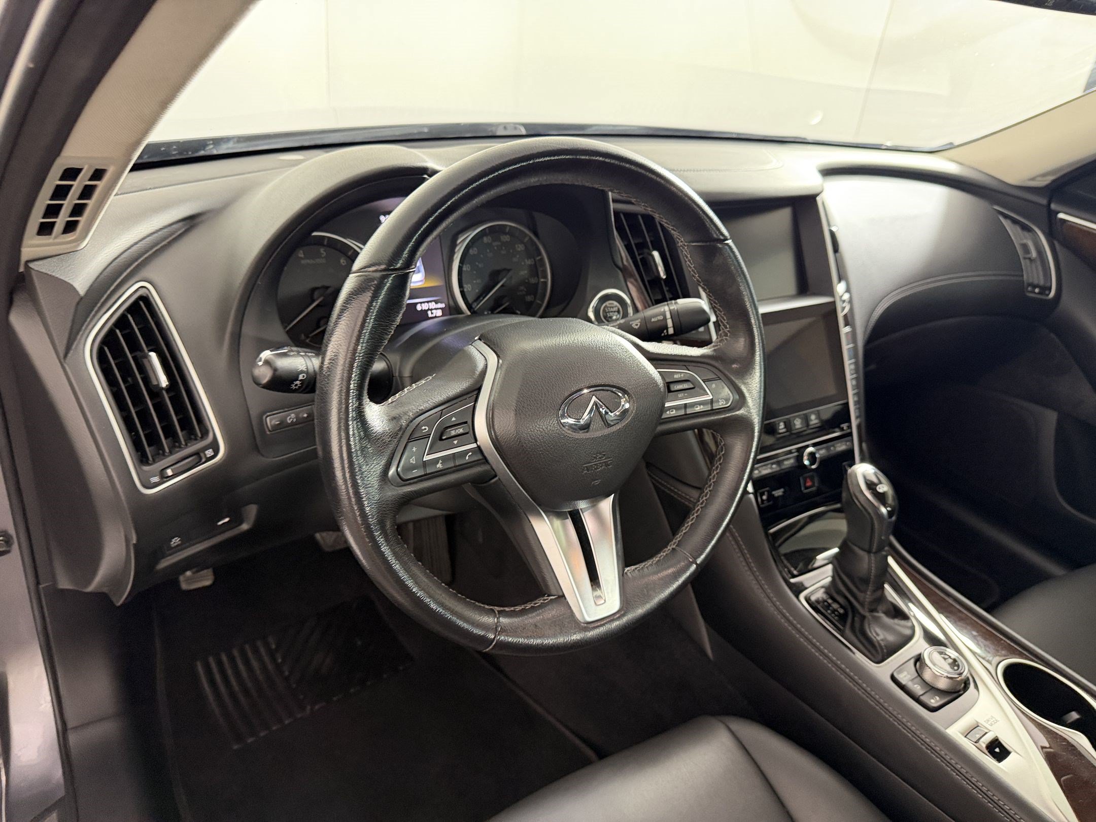 Used 2018 INFINITI Q50 Luxe w/ Essential Package (3.0T Luxe) AWD/4WD image 4