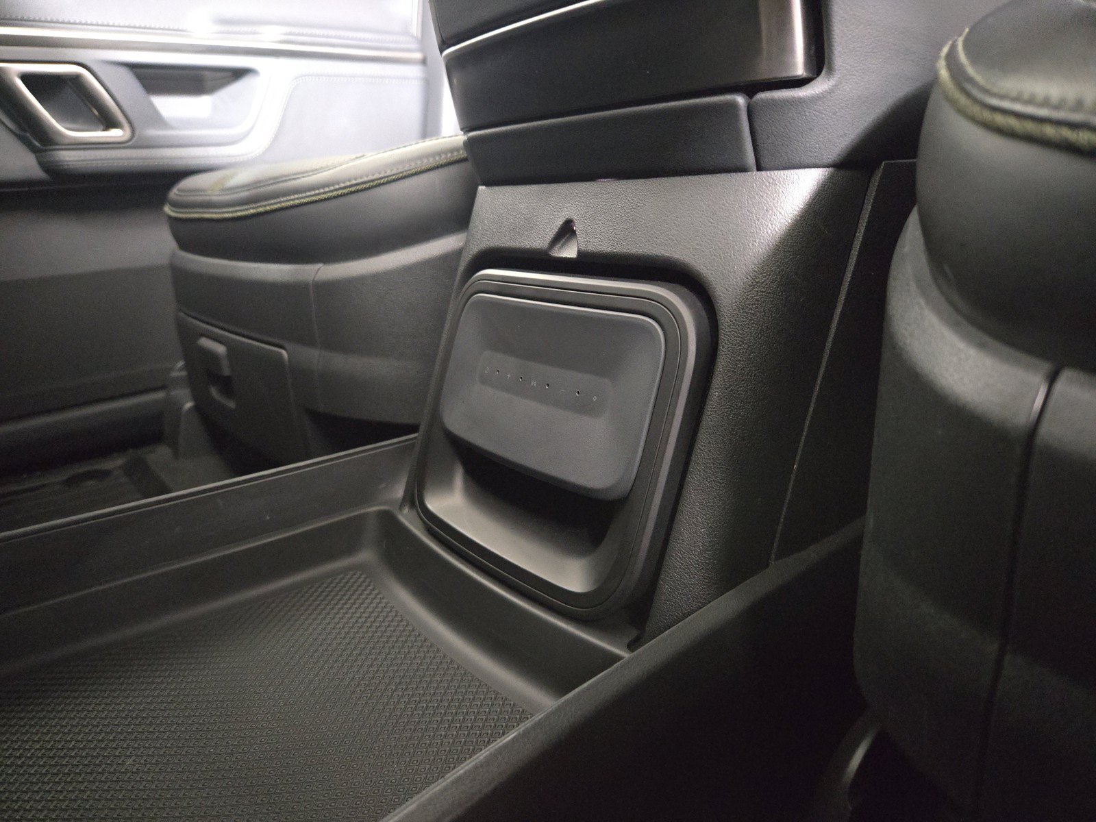 Used 2024 Rivian R1S Adventure AWD/4WD image 33