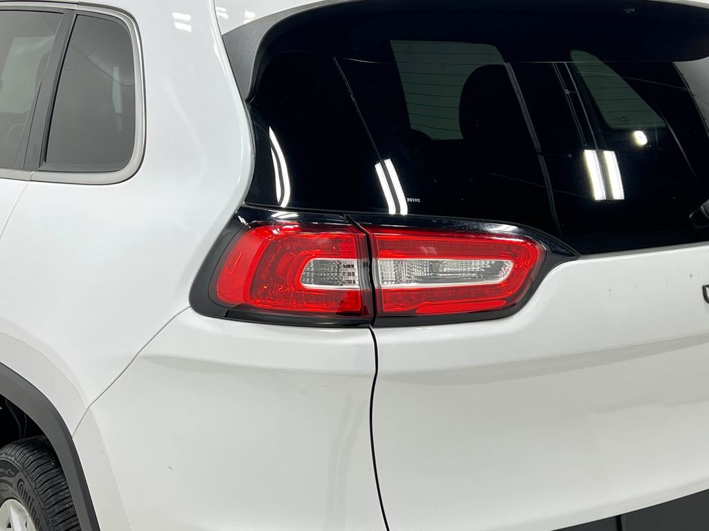 Used 2018 Jeep Cherokee Latitude Plus w/ Comfort/Convenience Group image 33