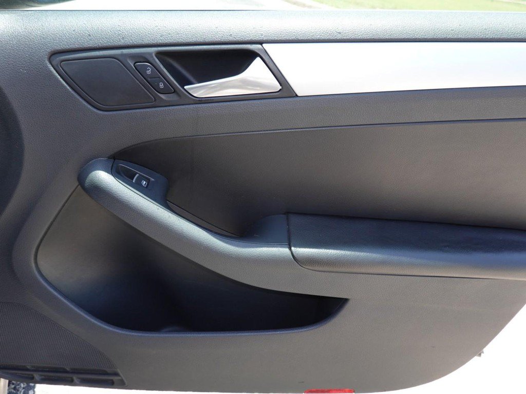 Used 2013 Volkswagen Jetta SE FWD image 22