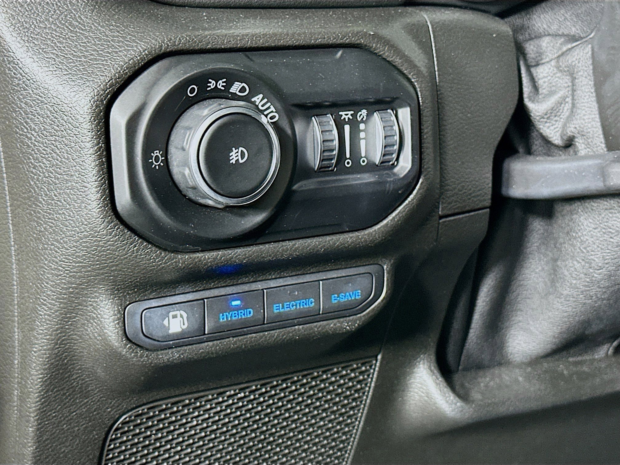 Used 2021 Jeep Wrangler Sahara w/ Cold Weather Group image 16