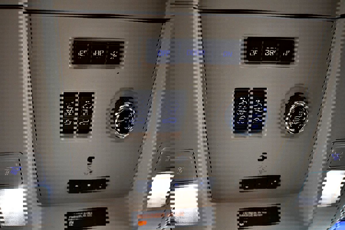 Used 2017 GMC Yukon XL Denali w/ Open Road Package image 38