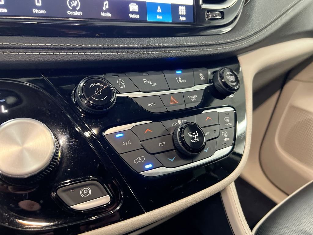 Used 2023 Chrysler Pacifica Limited image 17