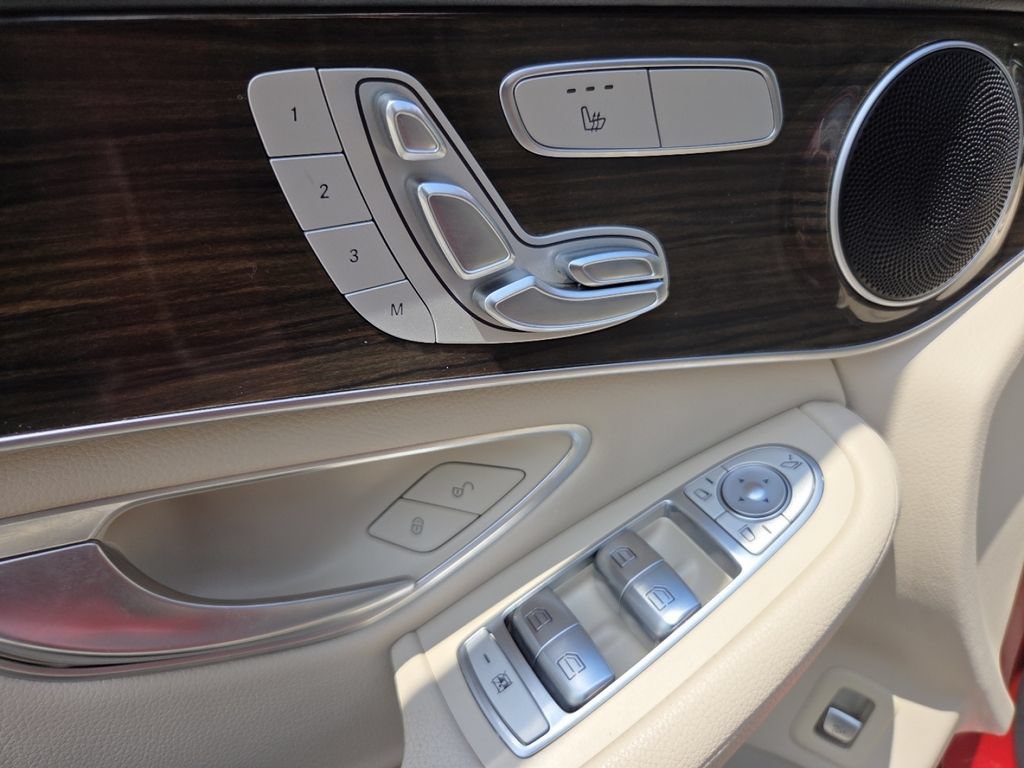 Used 2020 Mercedes-Benz GLC 300 4MATIC image 29
