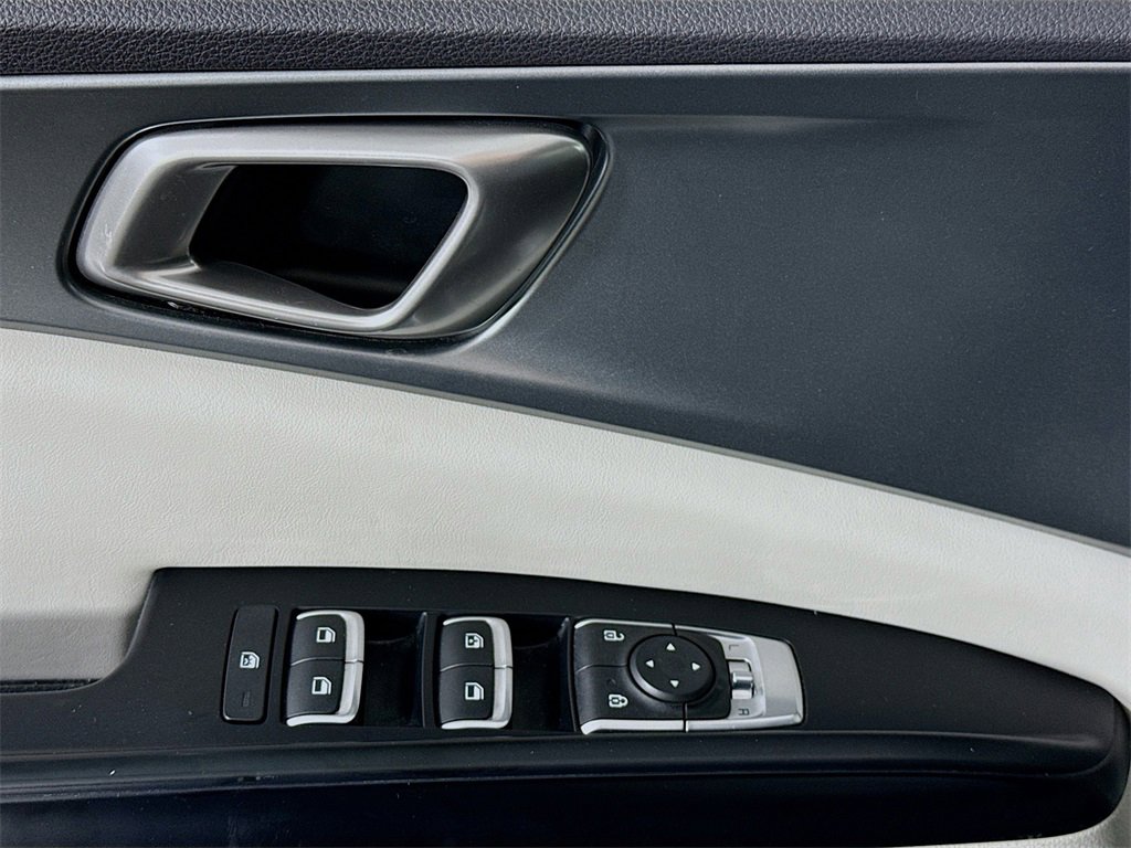 Used 2023 Kia Carnival LX image 23