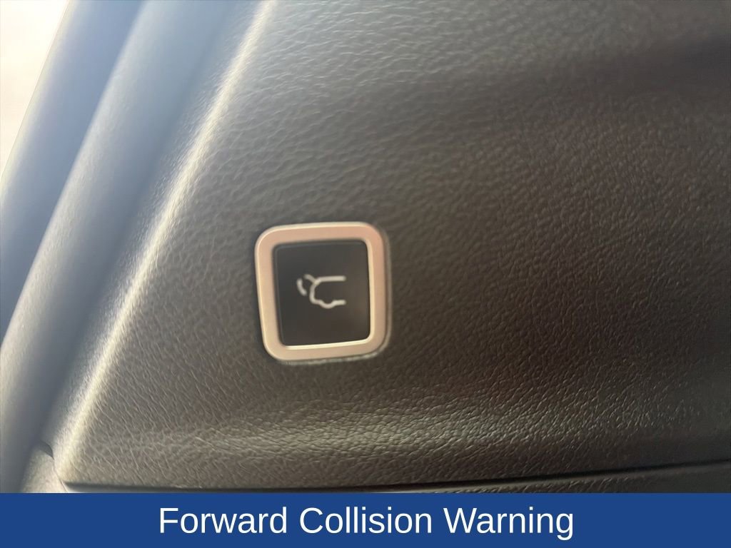 Used 2023 Chrysler Pacifica Limited w/ Uconnect Theater Family Group image 9