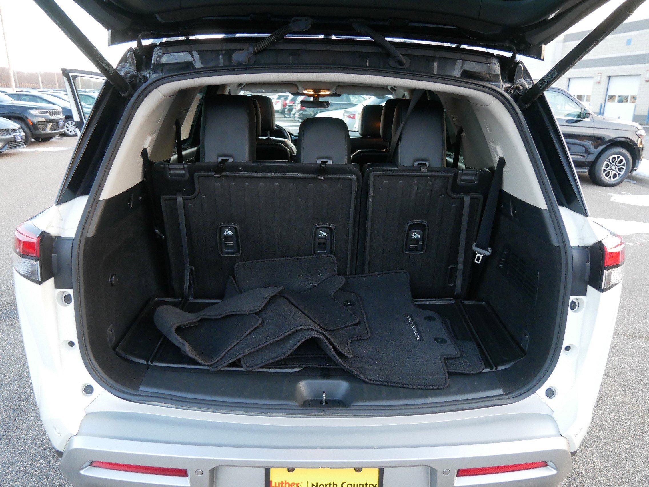 Used 2023 Nissan Pathfinder Platinum image 18