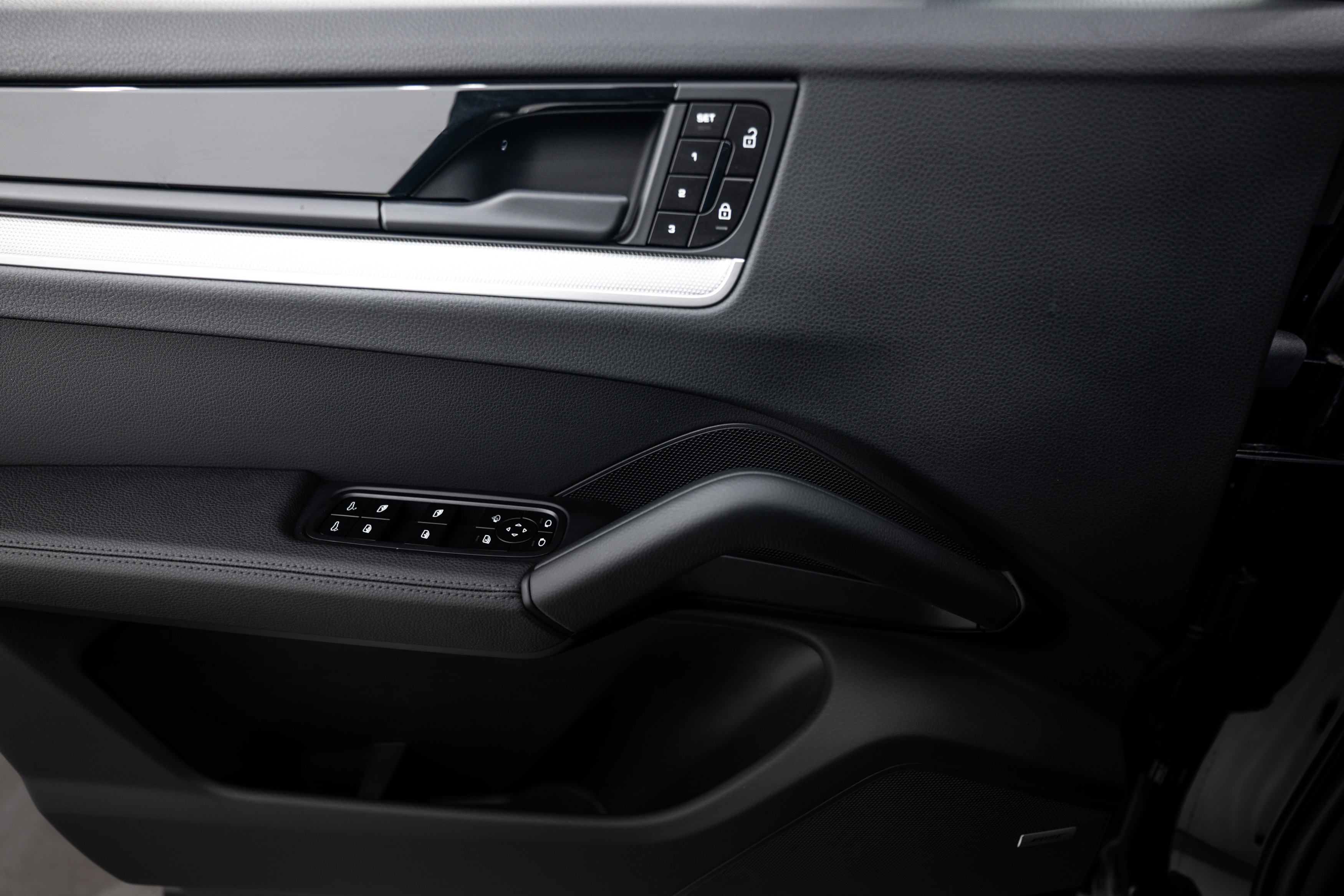 Certified 2025 Porsche Cayenne image 17