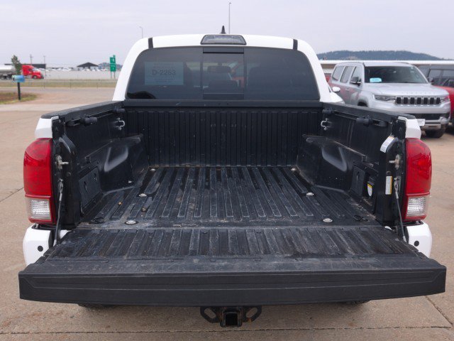 Used 2017 Toyota Tacoma TRD Off-Road w/ Premium & Technology Package AWD/4WD image 5