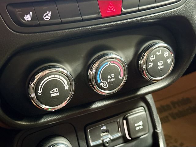 Used 2016 Jeep Renegade Trailhawk AWD/4WD image 17