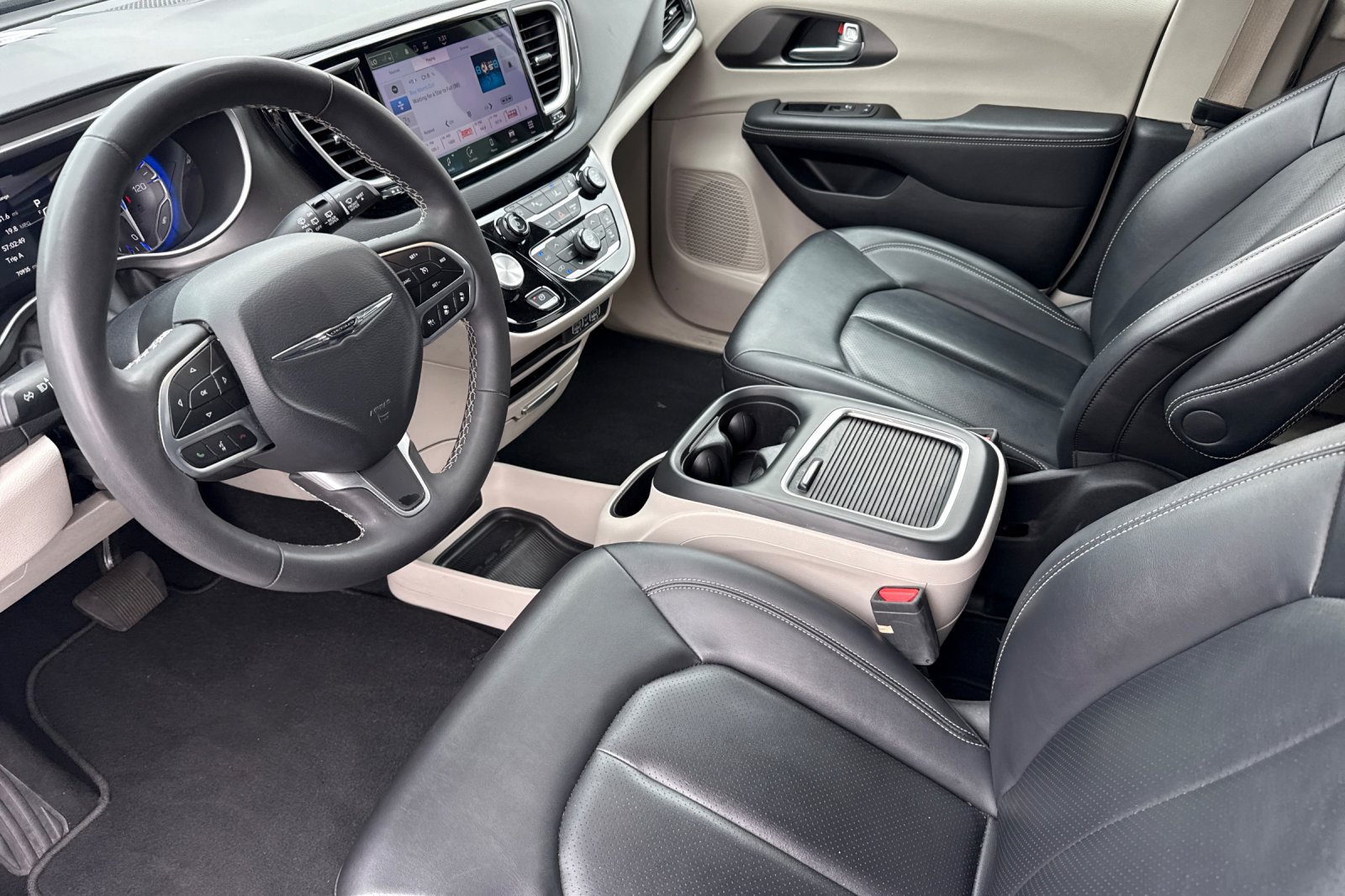Used 2024 Chrysler Pacifica Touring-L FWD image 5