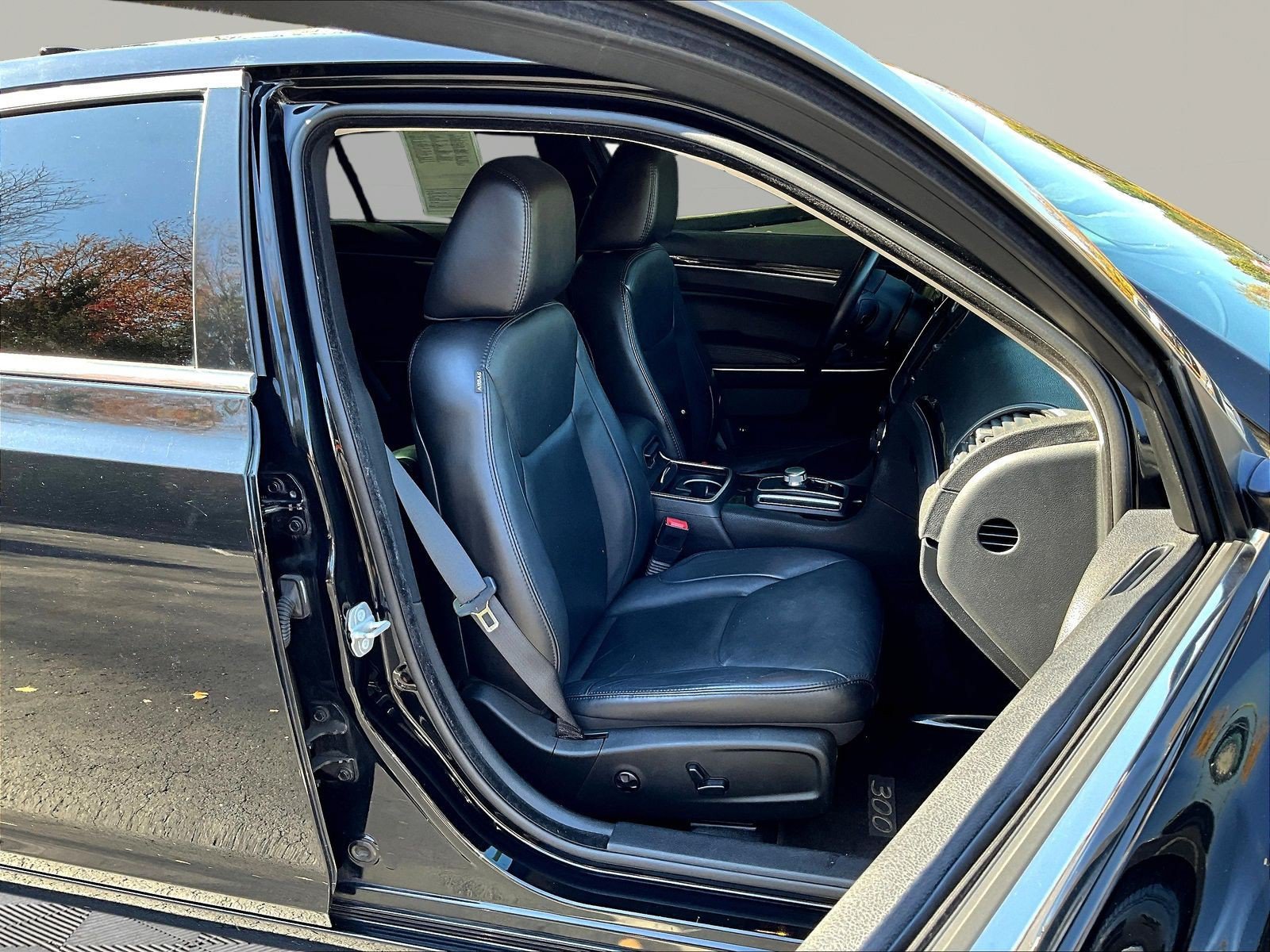 Used 2015 Chrysler 300 Limited w/ Driver Convenience Group RWD image 28