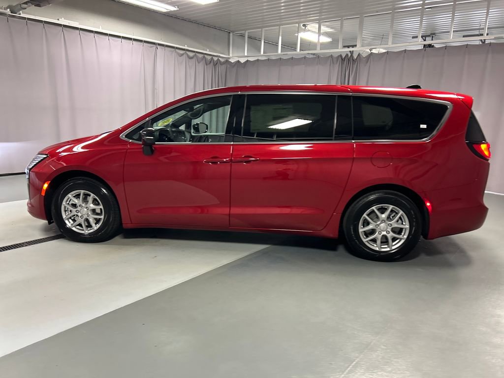 New 2027 Chrysler Pacifica Select FWD image 4