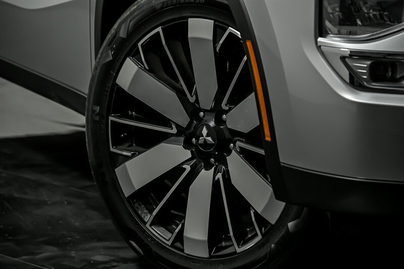 Used 2025 Mitsubishi Outlander AWD image 3