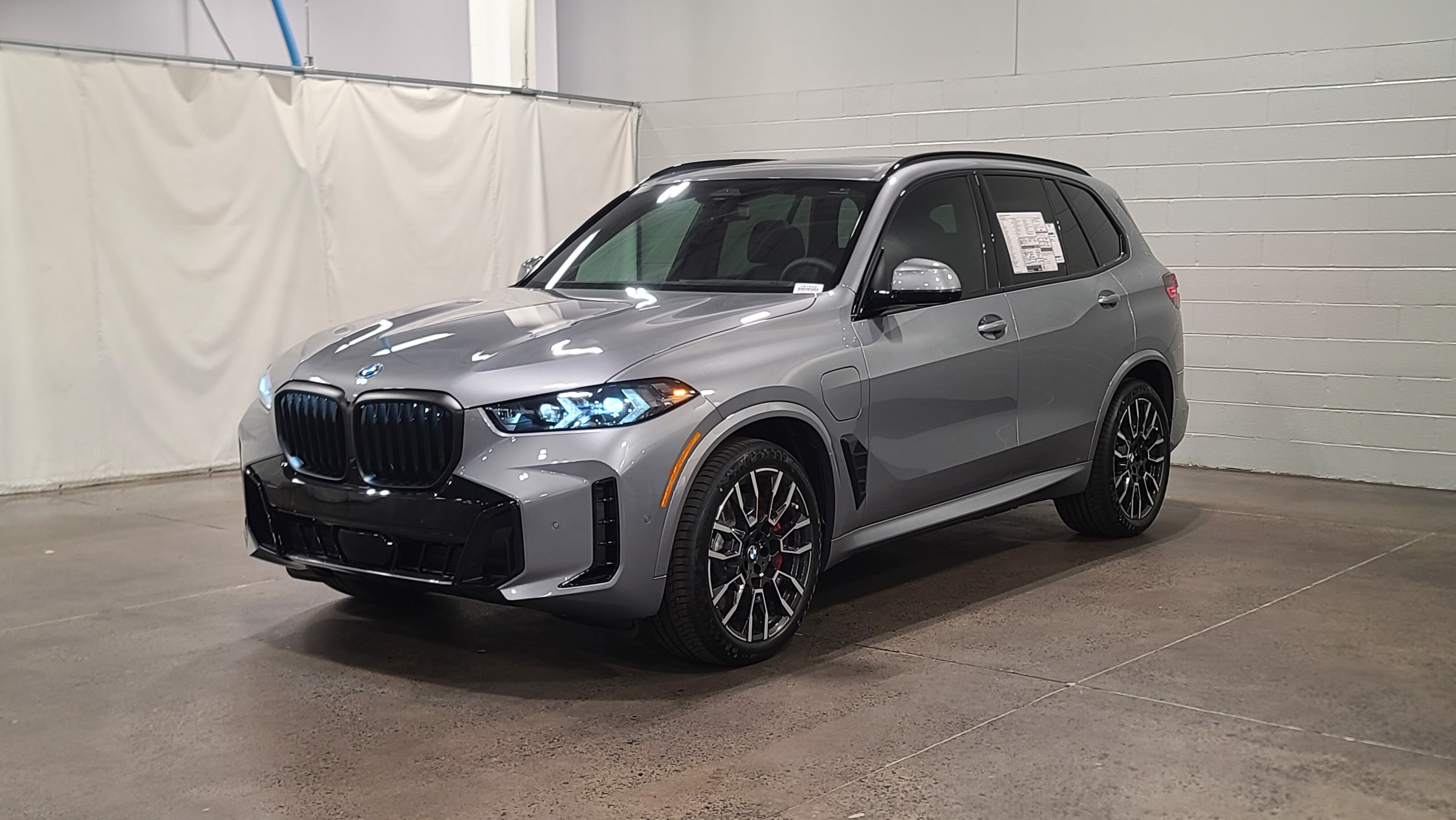 Used 2026 BMW X5 xDrive50e w/ M Sport Package AWD/4WD image 3