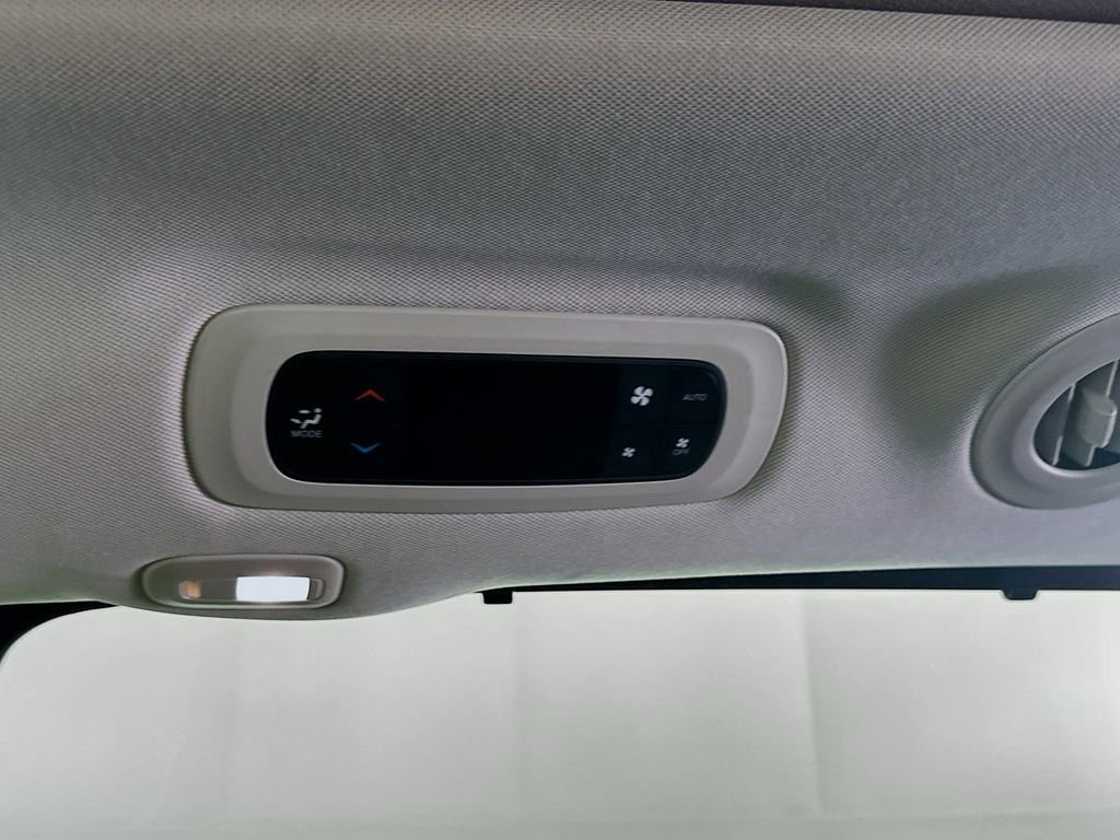 Certified 2024 Chrysler Pacifica Limited image 37