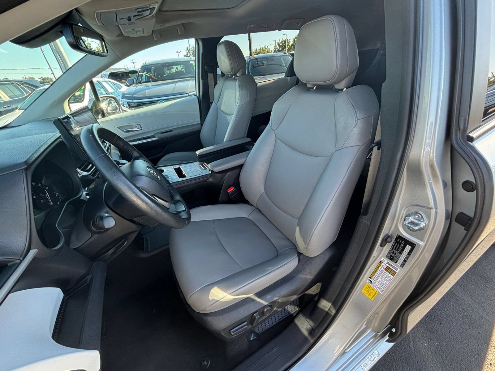 Used 2025 Toyota Sienna XLE FWD image 39