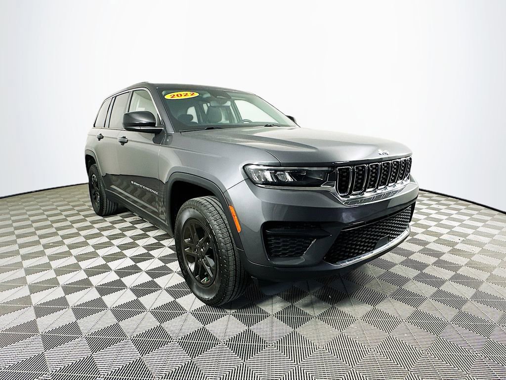 Certified 2022 Jeep Grand Cherokee Laredo w/ Luxury Tech Group I image 2