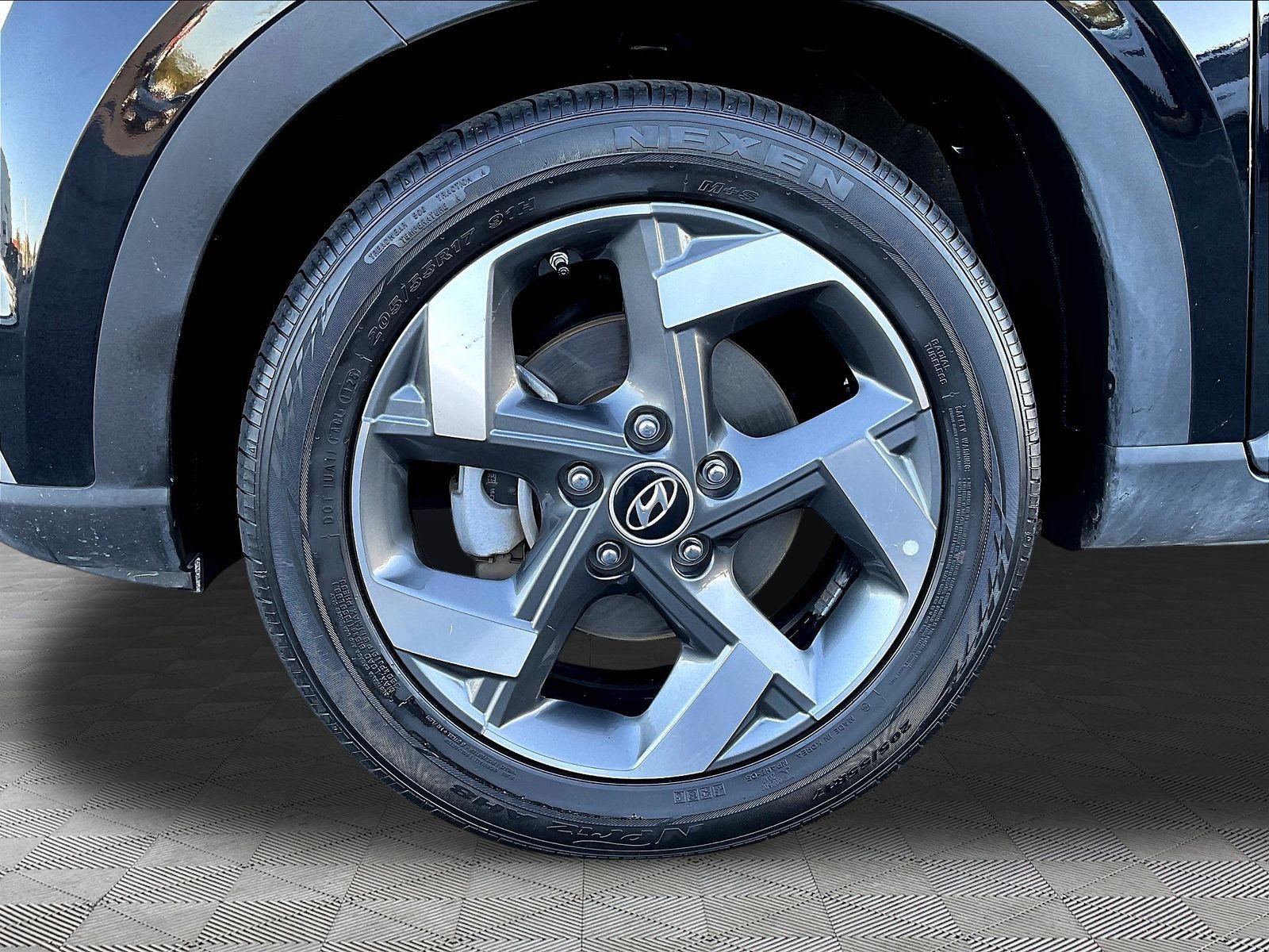 Used 2025 Hyundai Venue SEL FWD image 31