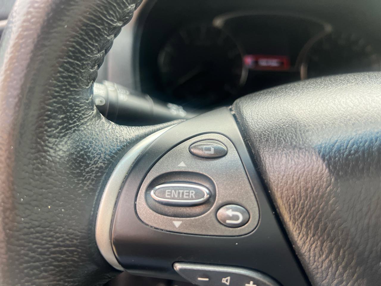 Used 2015 Nissan Pathfinder SV FWD image 9