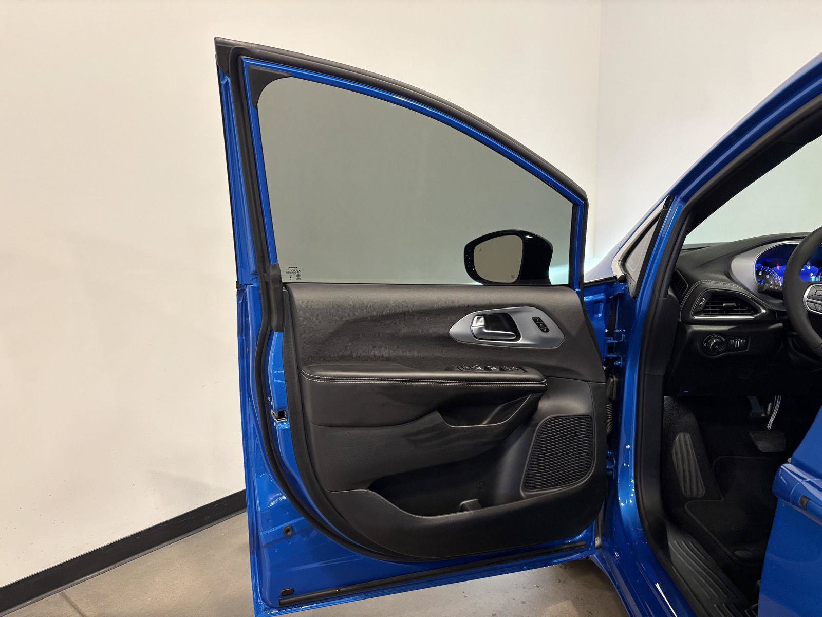 Used 2026 Chrysler Pacifica Limited AWD/4WD image 13