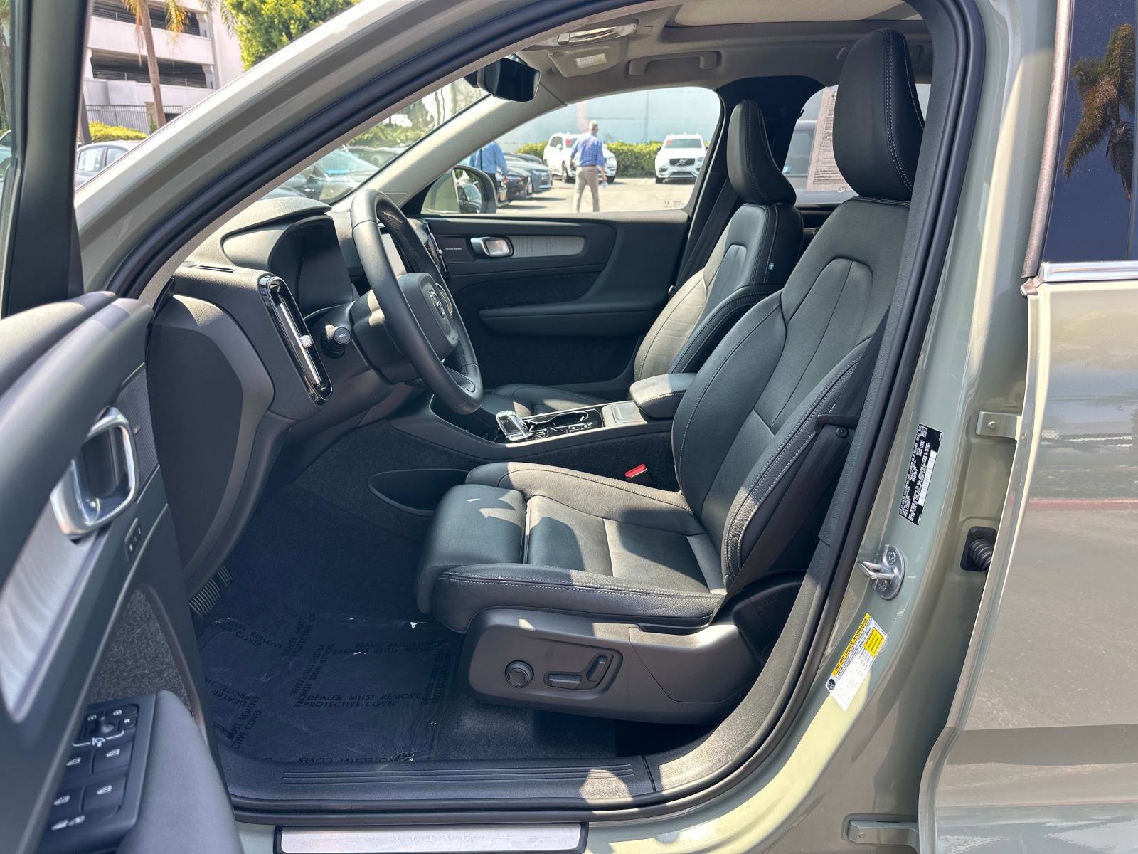 Certified 2024 Volvo XC40 B5 Ultimate w/ Climate Package image 17