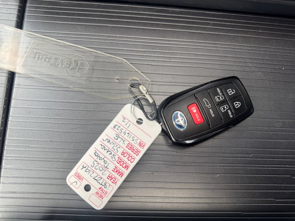 Used 2025 Toyota Sienna XLE w/ XLE Plus Package AWD/4WD image 31