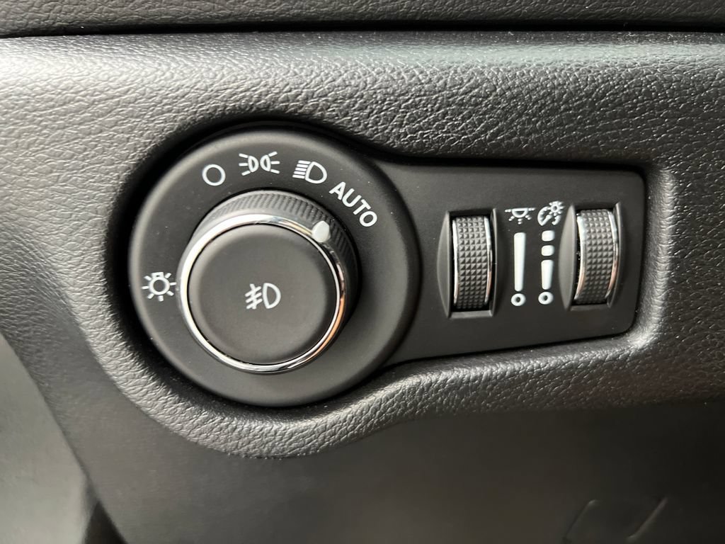 Used 2025 Chrysler Pacifica Select FWD image 49