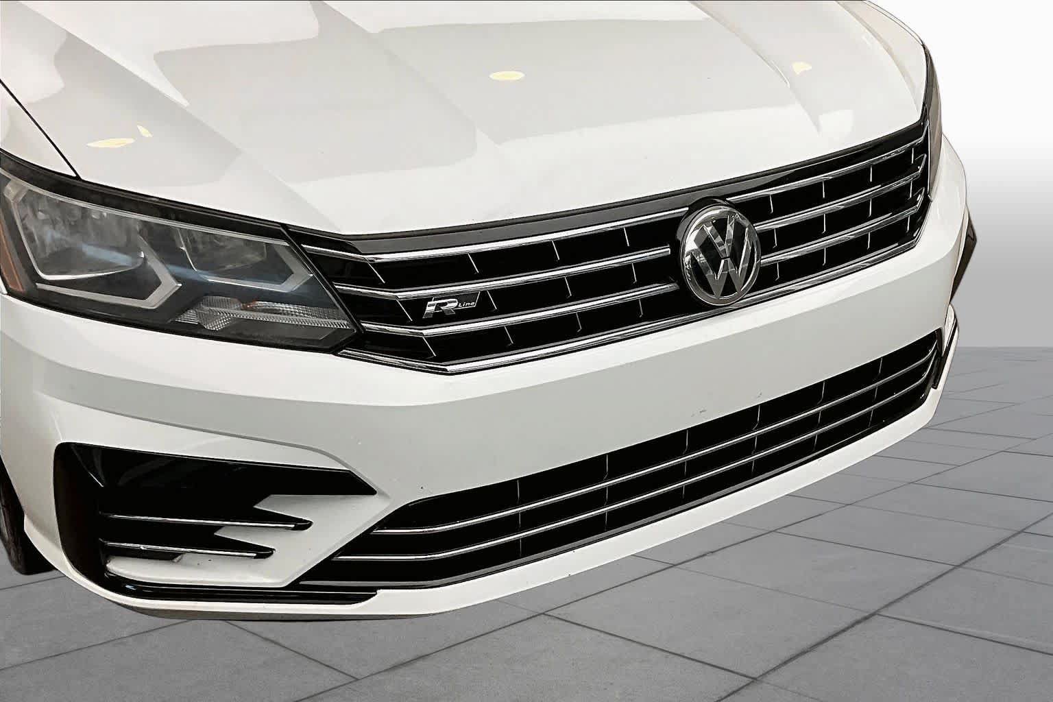 Used 2018 Volkswagen Passat 2.0T R-Line FWD image 30