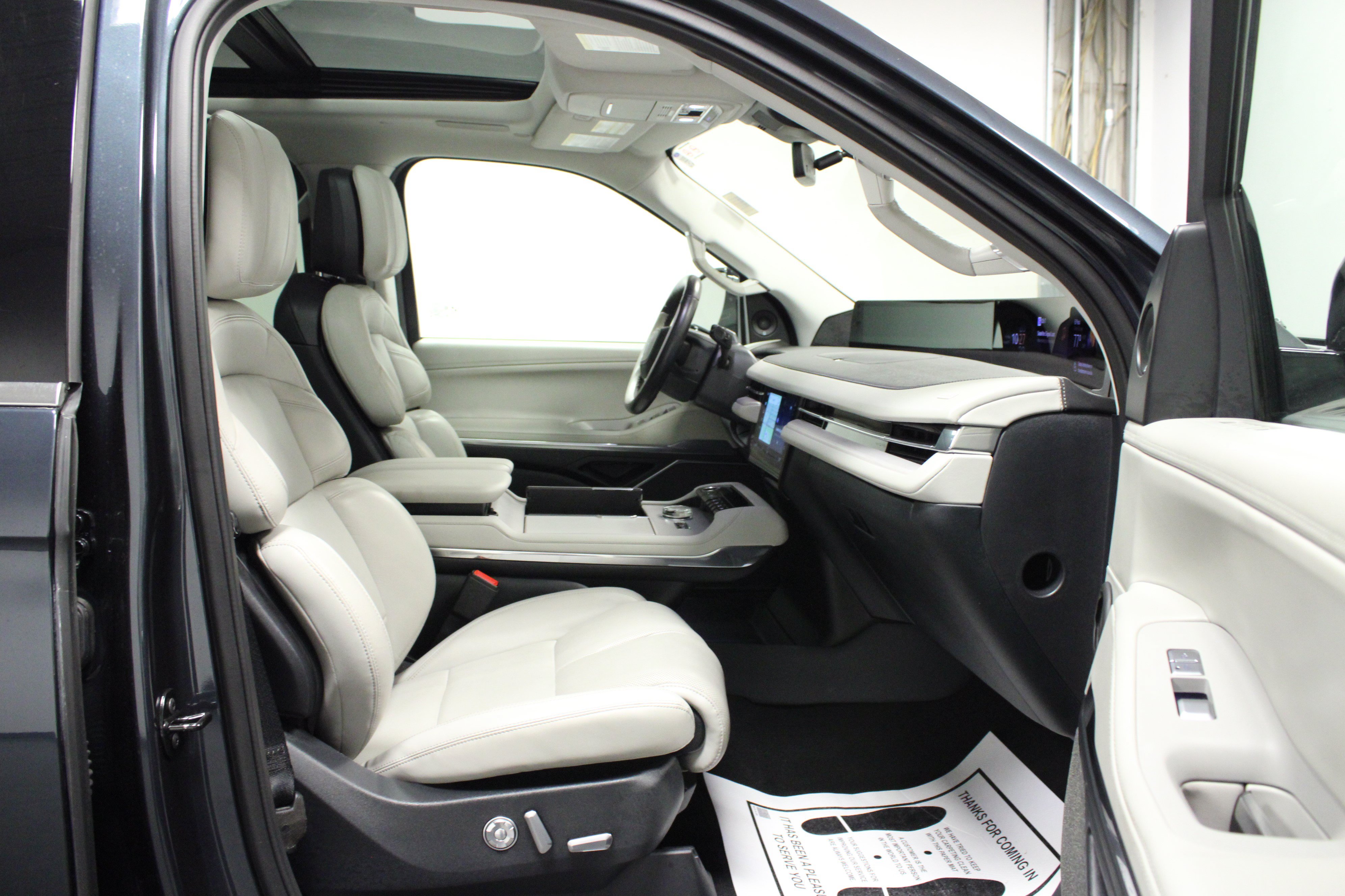 Used 2025 Lincoln Navigator L Reserve AWD/4WD image 17