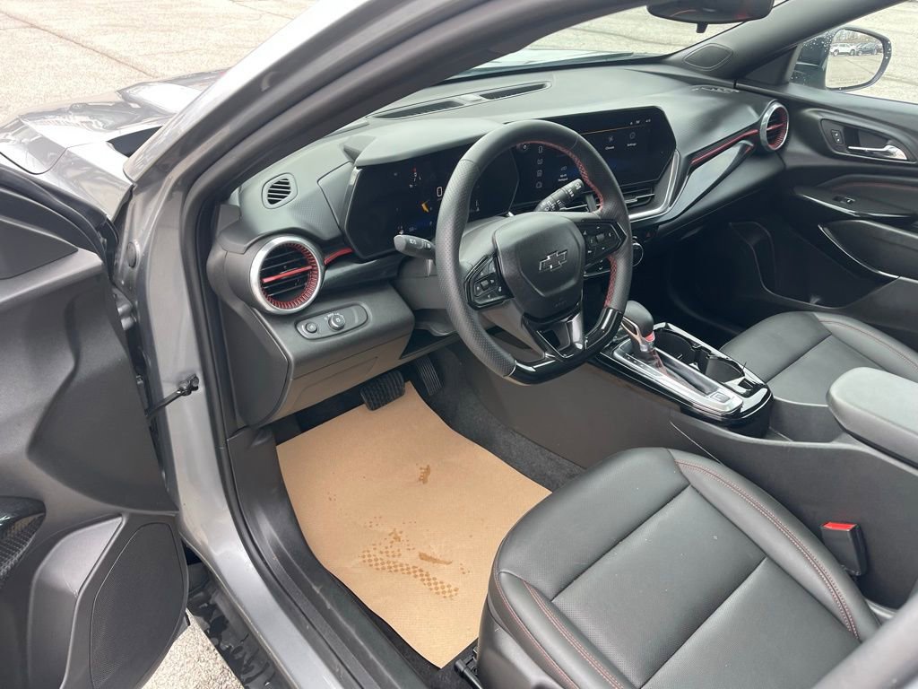 Used 2025 Chevrolet Trax RS w/ Sunroof Package image 17
