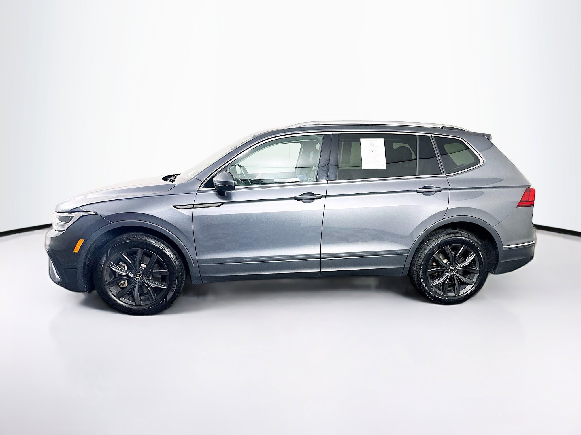 Used 2024 Volkswagen Tiguan SE image 4