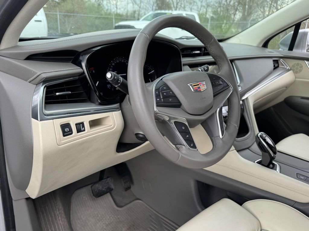 Used 2017 Cadillac XT5 Premium Luxury FWD image 3