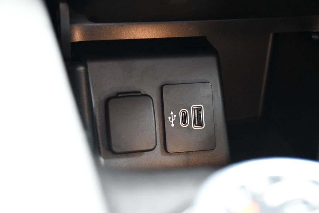 Used 2025 Ford Explorer Active AWD/4WD image 28