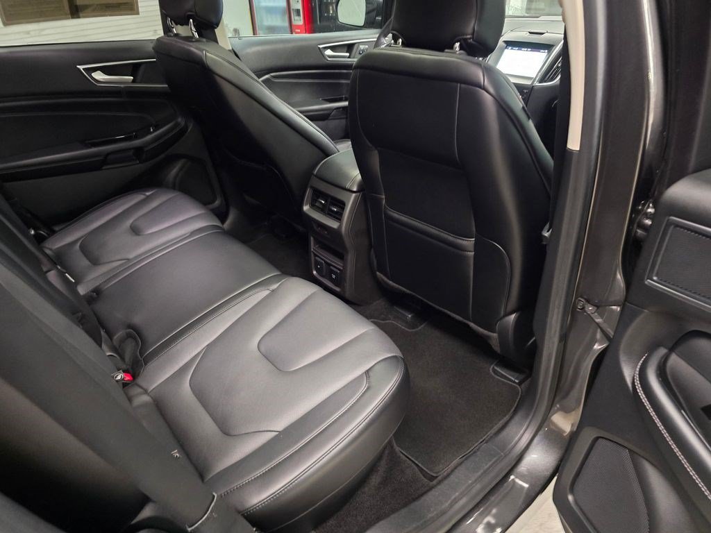 Used 2018 Ford Edge Titanium w/ Equipment Group 302A AWD/4WD image 33