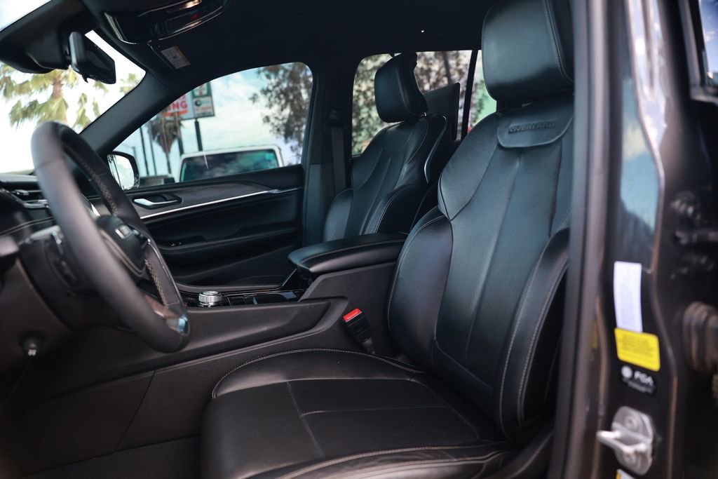 Used 2023 Jeep Grand Cherokee Overland w/ Luxury Tech Group IV AWD/4WD image 18