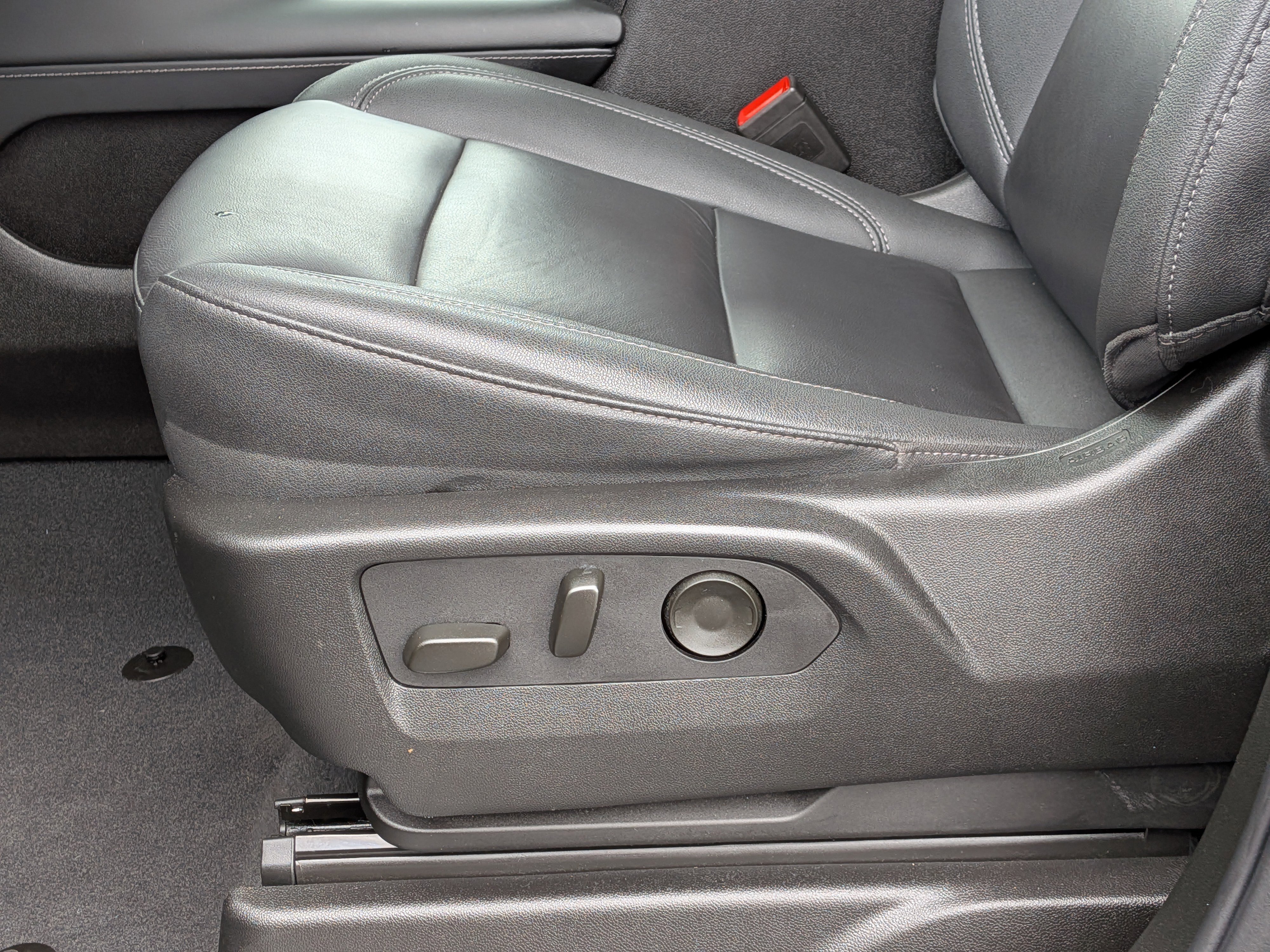 Used 2024 Chevrolet Suburban LT w/ Luxury Package image 13