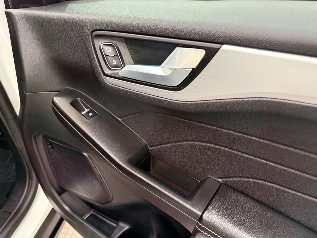 New 2024 Ford Escape SE w/ PHEV Premium Package image 22