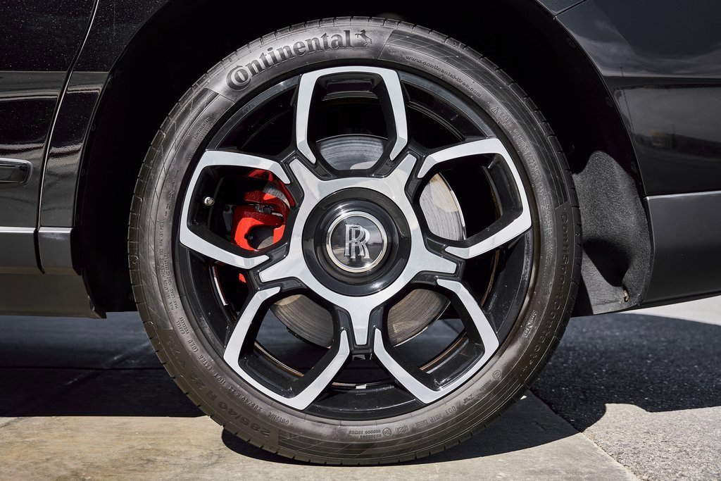 Used 2022 Rolls-Royce Cullinan Black Badge w/ Dark Exterior Package image 19