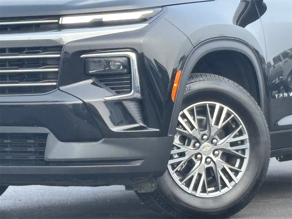 Used 2025 Chevrolet Traverse LT image 2