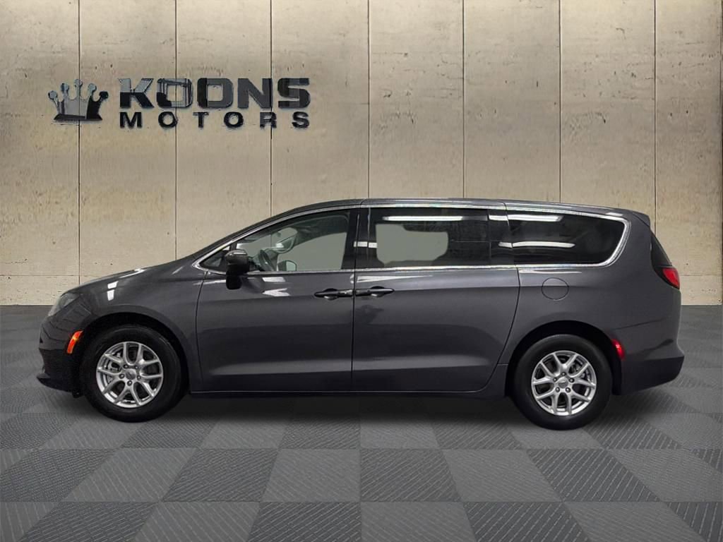 Used 2022 Chrysler Voyager LX image 4