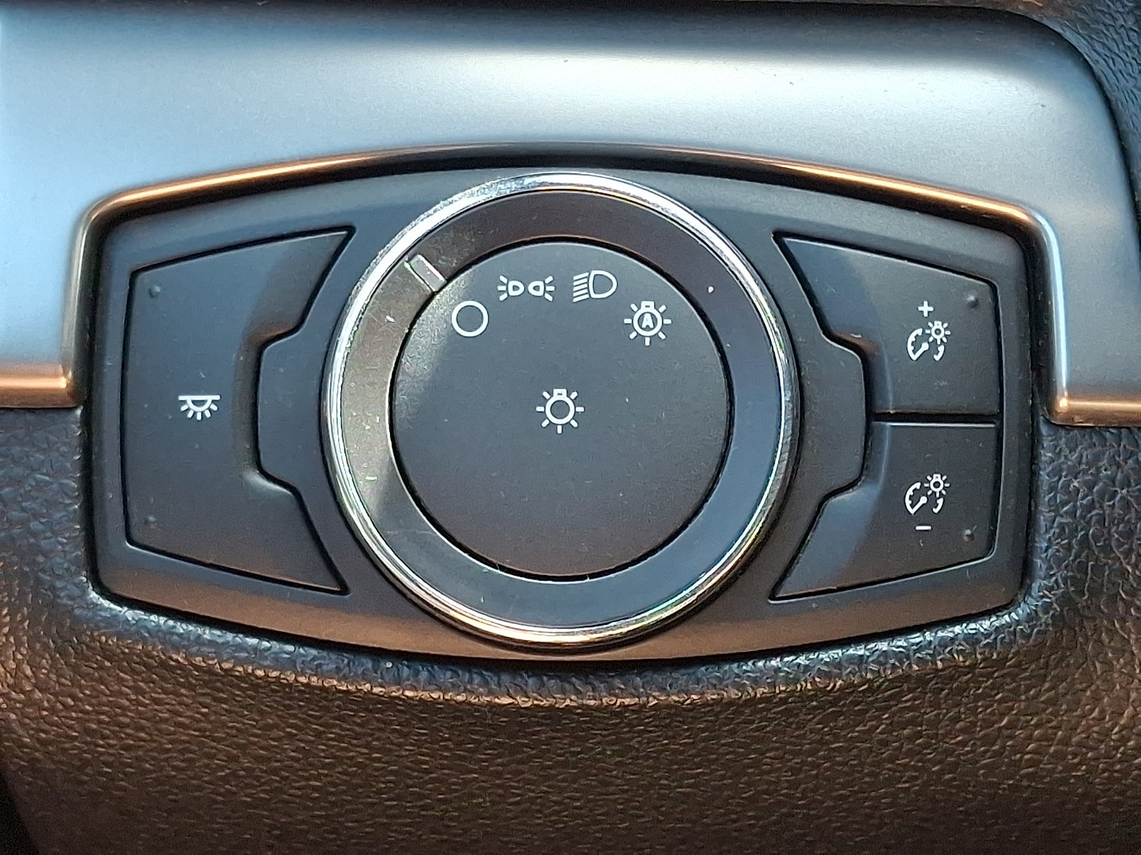 Used 2018 Ford Explorer XLT AWD/4WD image 25
