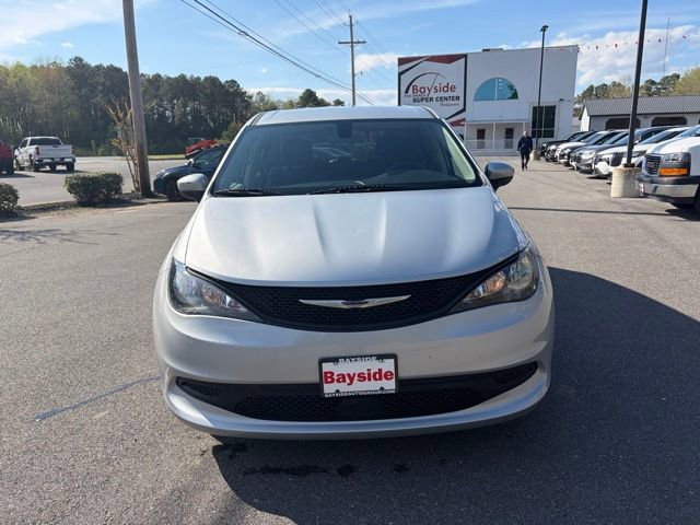 Used 2022 Chrysler Voyager LX image 4