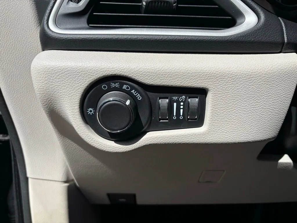 Used 2023 Chrysler Voyager LX FWD image 11