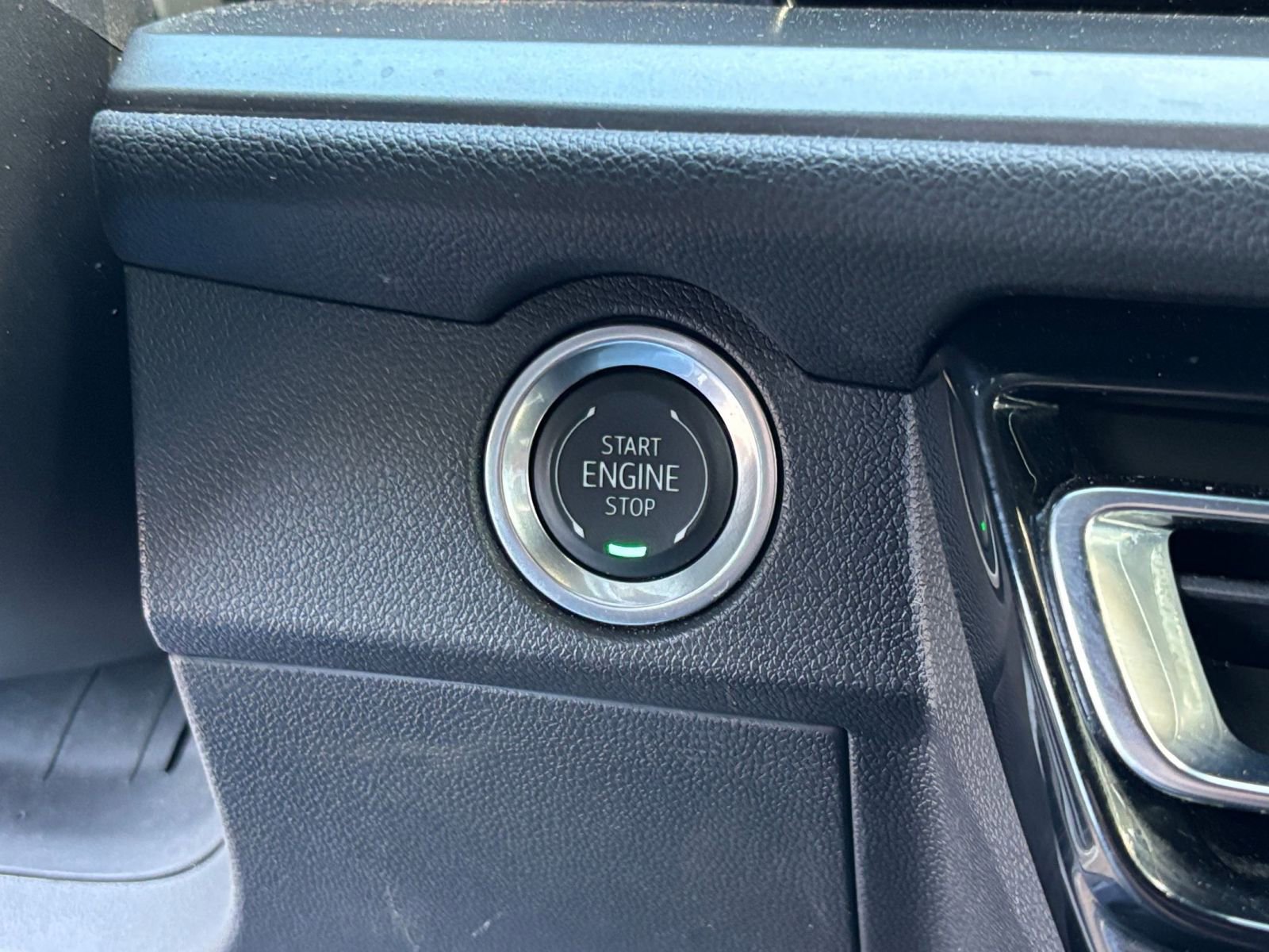 Used 2025 Chevrolet Traverse LT image 36