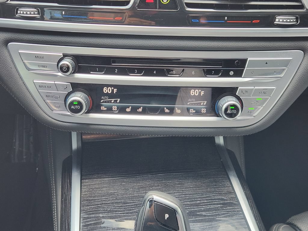 Used 2019 BMW 750i w/ M Sport Package RWD image 18