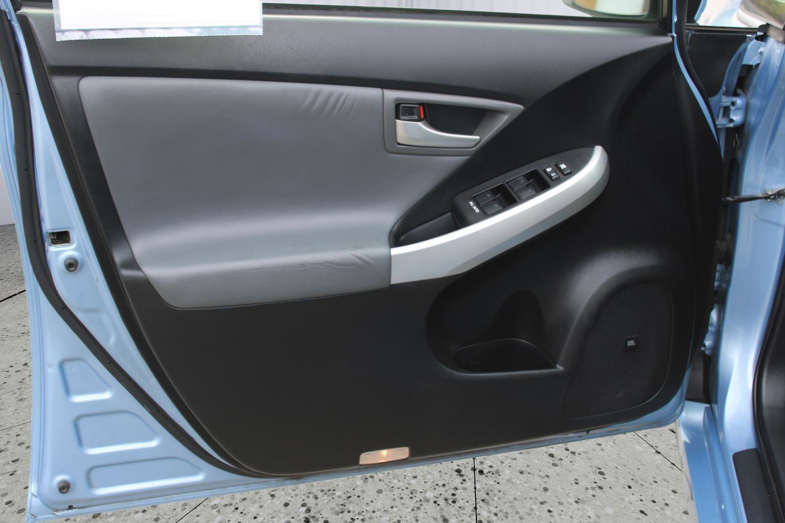 Used 2015 Toyota Prius Prime Advanced image 41